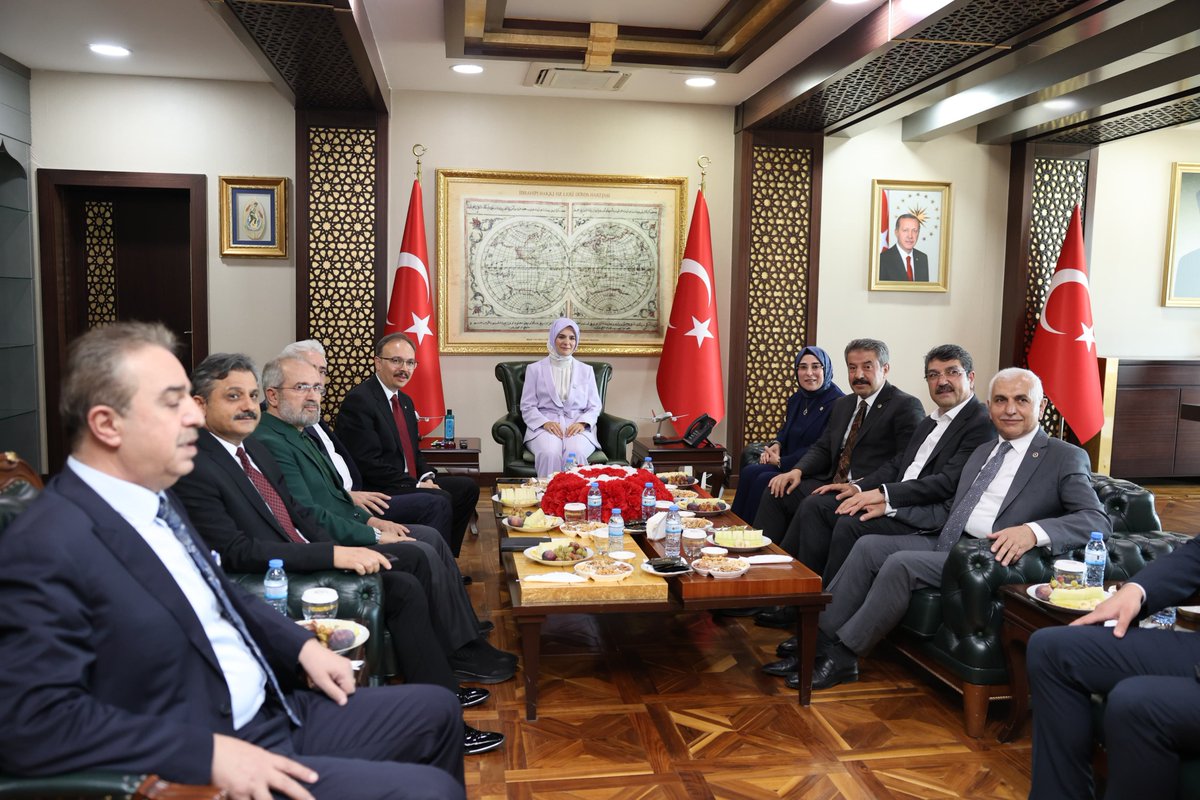 Siirt Valiliğini ziyaret eden Aile ve Sosyal Hizmetler Bakanımız Sayın <a href="/MahinurOzdemir/">Mahinur Özdemir Göktaş</a>'ı milletvekili arkadaşlarım ve kent protokolüyle eşlik ettik.

<a href="/RTErdogan/">Recep Tayyip Erdoğan</a> <a href="/Akparti/">AK Parti</a> <a href="/tcailesosyal/">T.C. Aile ve Sosyal Hizmetler Bakanlığı</a>