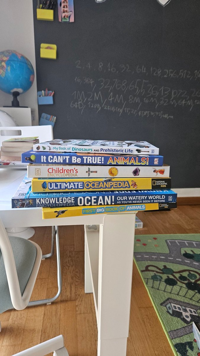 hanjanhae21's tweet image. 그야말로 몇주동안 그 주제에 푹 빠져 깊이있게 파고드는 셈.

이번주 학교에서 돌아온 꼬맹이는 집에있는 동물에 관한 모든 책들을 끄집어냈다.

IB는 교과서가 없어서 부모입장에선 막연했는데, 어쩌면 이 스타일이 꼬맹이한테 맞을지도..

#IB교육