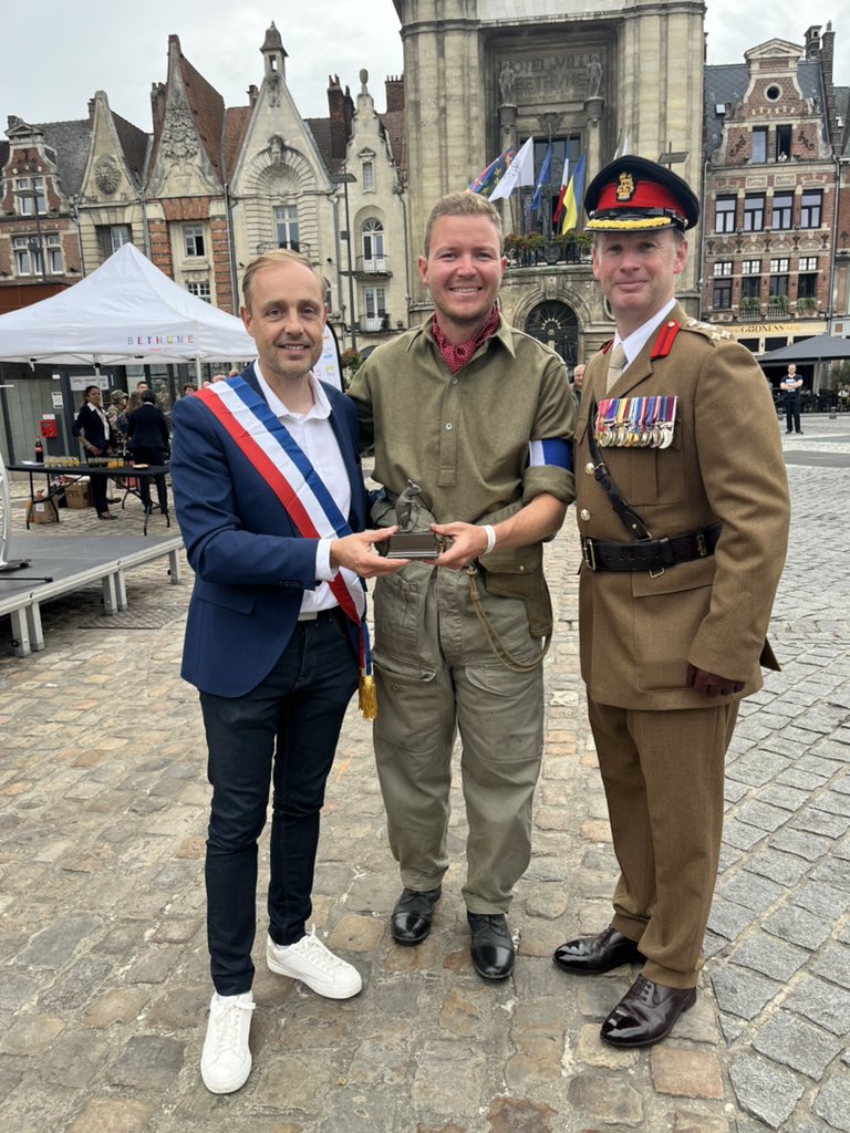 F_abouadaou's tweet photo. So proud to support the visit of the Commander and the command group of @7thRats last week-end for the 80th anniversary of the liberation of @VilleBethune and Cuinchy. 
80 years after, ever a deep honor to welcome our dear Desert Rats 🇬🇧🇫🇷

@UKDefenceFrance @MennaRawlings https://t.co/o50Abrlc52