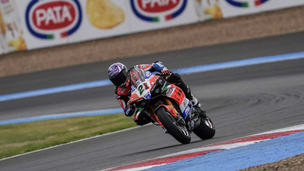 Rinaldi davanti a Petrucci nella FP3 del WorldSBK sul bagnato a Magny-Cours dlvr.it/TCxNBl