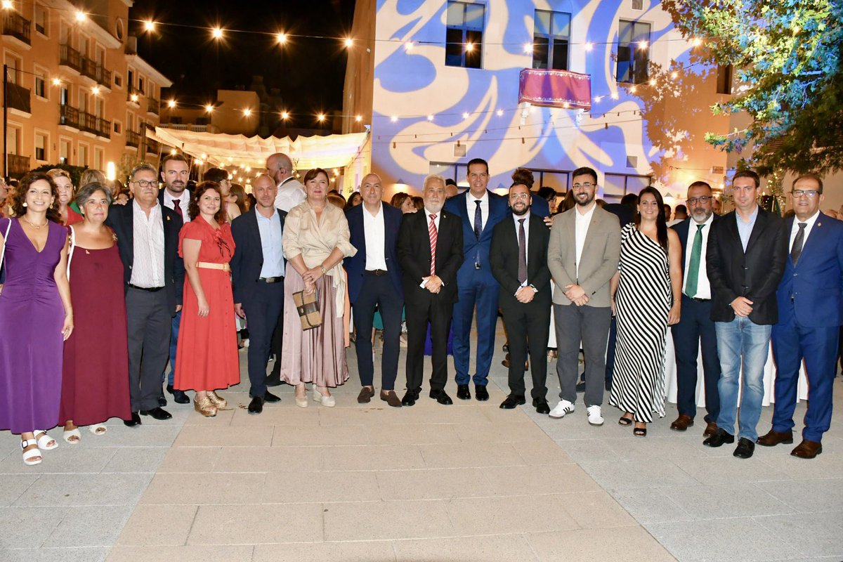 AlejandroSolerM's tweet photo. Ayer en Elda dieron inicio sus Fiestas Mayores con un magnífico pregón a cargo del exalcalde Juan Pascual Azorín, quien nos brindó un emotivo comienzo a estos días de celebración. Antes del pregón, tuve el honor de participar en la recepción de la Sociedad Eldense en el casino del municipio. Quiero expresar mi agradecimiento al Alcalde @ruben_alfaro por su cordial invitación. ¡A todas y todos los eldenses les deseo unas felices fiestas patronales llenas de alegría y momentos inolvidables! 🌹
 
#FiestasMayores #Elda #JuanPascualAzorín #RubénAlfaro #Celebración #Tradición #FelicesFiestas