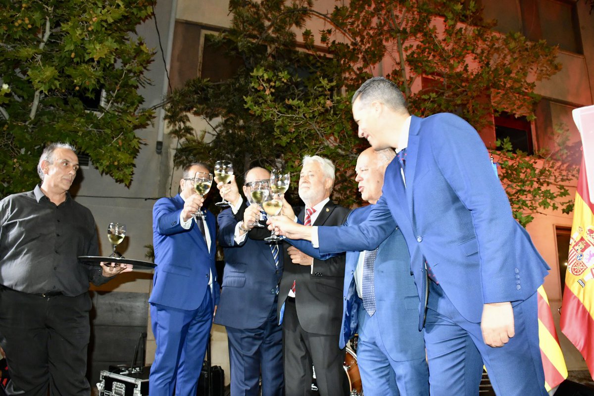 AlejandroSolerM's tweet photo. Ayer en Elda dieron inicio sus Fiestas Mayores con un magnífico pregón a cargo del exalcalde Juan Pascual Azorín, quien nos brindó un emotivo comienzo a estos días de celebración. Antes del pregón, tuve el honor de participar en la recepción de la Sociedad Eldense en el casino del municipio. Quiero expresar mi agradecimiento al Alcalde @ruben_alfaro por su cordial invitación. ¡A todas y todos los eldenses les deseo unas felices fiestas patronales llenas de alegría y momentos inolvidables! 🌹
 
#FiestasMayores #Elda #JuanPascualAzorín #RubénAlfaro #Celebración #Tradición #FelicesFiestas