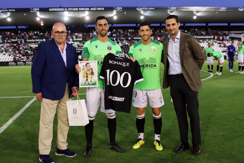 💯 Antes de comenzar el #MéridaAlgeciras entregamos una camiseta a nuestro ©️ capitán <a href="/ManuelBonaque/">ManuelBonaque</a>, que cumple 100 partidos oficiales como Romano 

4️⃣ ¡Grande capi! ⚔️