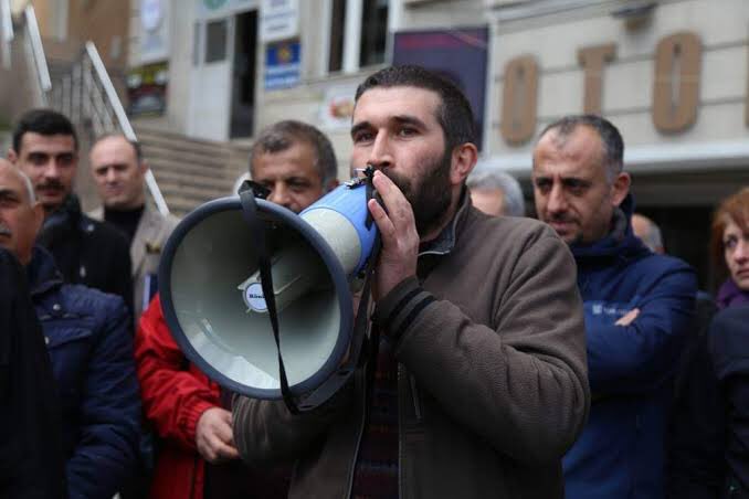 Dursun Ali Koyuncu arkadaşımız mahkeme tarafından hiç bir gerekçe gösterilmeden tutuklandı. 

Dursun Ali’nin öfkesiyle bu kenti yağmacı çetelere ve işbirlikçi mahkemelere bırakmayacağız!