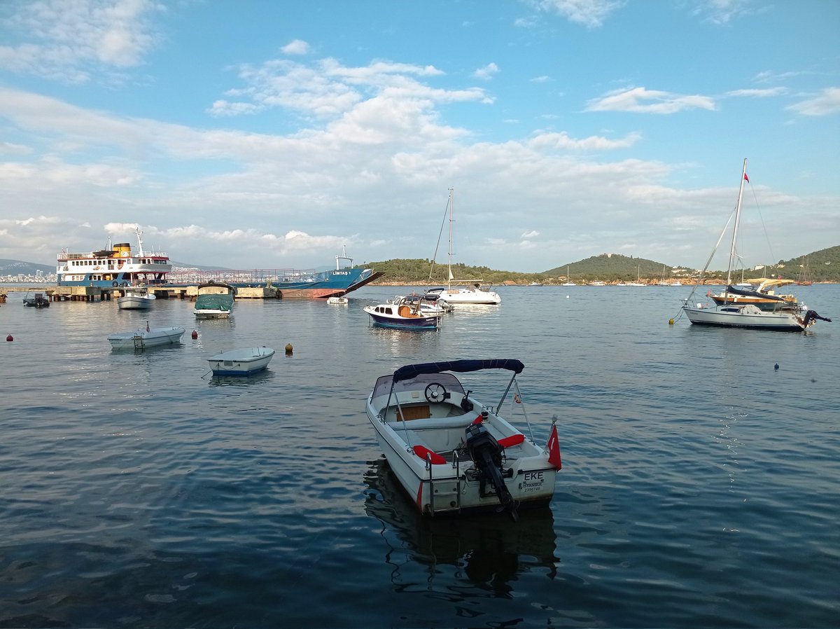 Geçen hafta yazacaktım...

Burgazada’ya uzun yıllar oturduğum mekana geçtim. Bilemezdim tam yanımda oturan birinin Burgaz’ın en önemli ve değerli kişiliği olduğu ve tüm Adalar içerisinde de farklı bir konumunun!

Burgazada’yı daha yaşanılır kılmak, birlikte olmak adına yol almak.