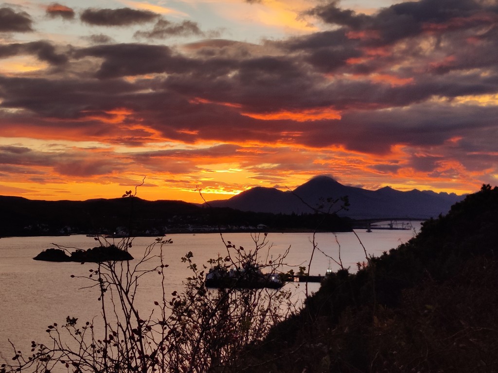 Expect stunning sunsets as you approach Skye on the way to Oystercatchers Cottage this October. Book now at tinyurl.com/539fjcdb for warm &amp; cosy rooms, &amp; peace &amp; blissful quiet right on the Breakish coast. Sleeps 6. Short stays available. #autumnbreak #cottage #realfire #Skye