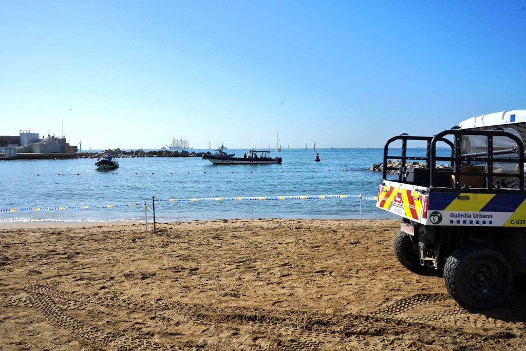 ⚠️ La <a href="/GUBBarcelona/">Guàrdia Urbana Barcelona</a> ha precintat la Platja del Somorrostro i ha hissat sense motiu la bandera vermella per impedir que ENS BANYEM. 🤯

L'<a href="/americascup/">americascup</a> privatitza el litoral i ens roba la platja. 🤬
Tothom al Somorrostro! 🏃🏽‍♀️
RECUPEREM EL LITORAL! 💥