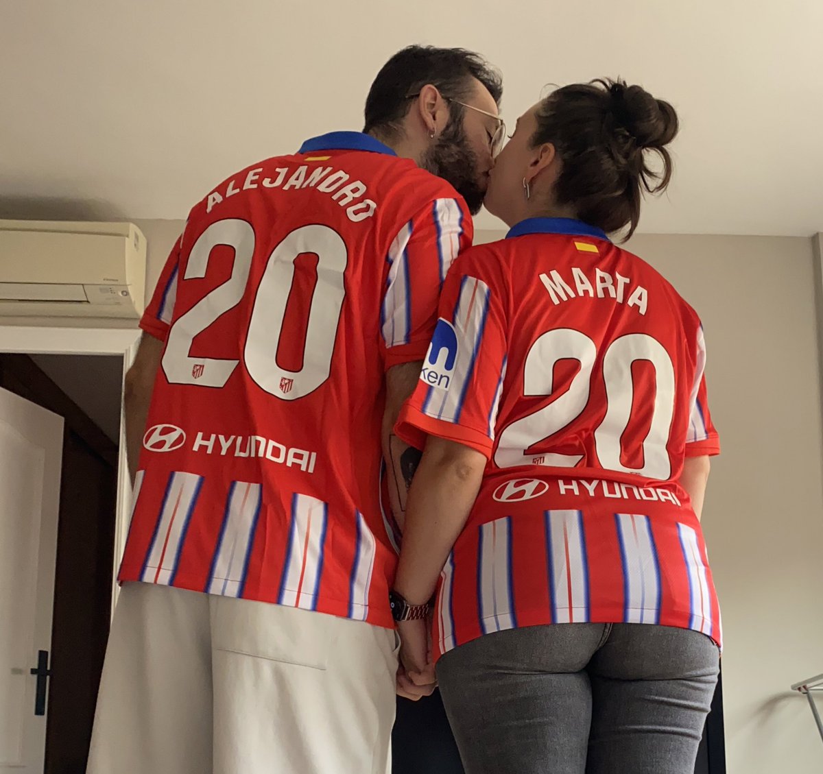 DailyAlekay's tweet photo. En el lado bueno de la historia @MartaTrullo @Atleti 🫰🏻❤️🤍 https://t.co/24oi0aMvcl