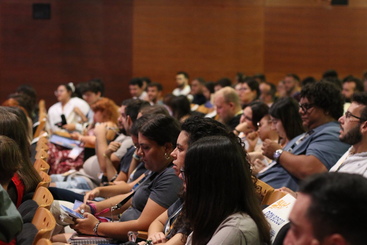 _CJE_'s tweet photo. 🤓 Comenzamos nuestra #AGOXXV 

300 personas jóvenes de distintas entidades juveniles deciden este fin de semana las líneas de acción y el equipo que representará nuestros intereses (de todas las personas jóvenes) los próximos años. 

🚀#SomosCJE https://t.co/NGNEYaovHF