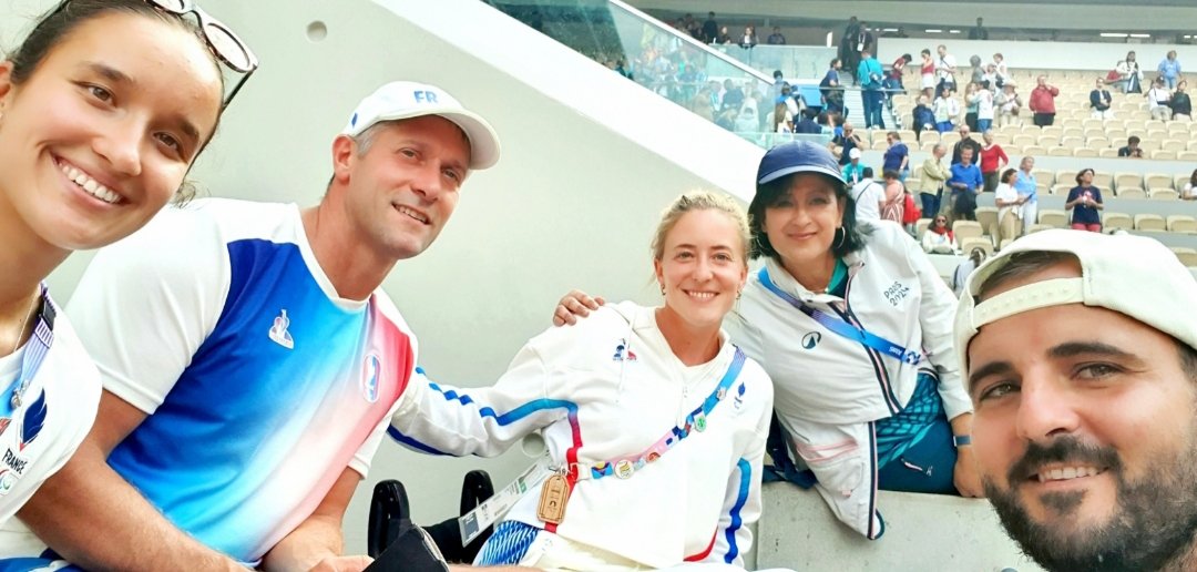 💙🇨🇵💙 Court Suzanne-Lenglen, aux côtés de nos formidables #Bleues venues hier encourager nos incroyables #Bleus Frédéric Cattaneo et Stephane Houdet.

#wheelchairtennis #RolandGarros
#Paralympics #JeuxParalympiques  #paris2024