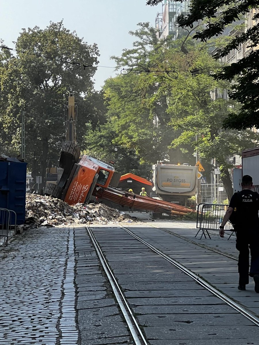 Przy rozbiórce Kraszewskiego dziś wypadek.

Z informacji, które mam na szczęście nikt nie ucierpiał.