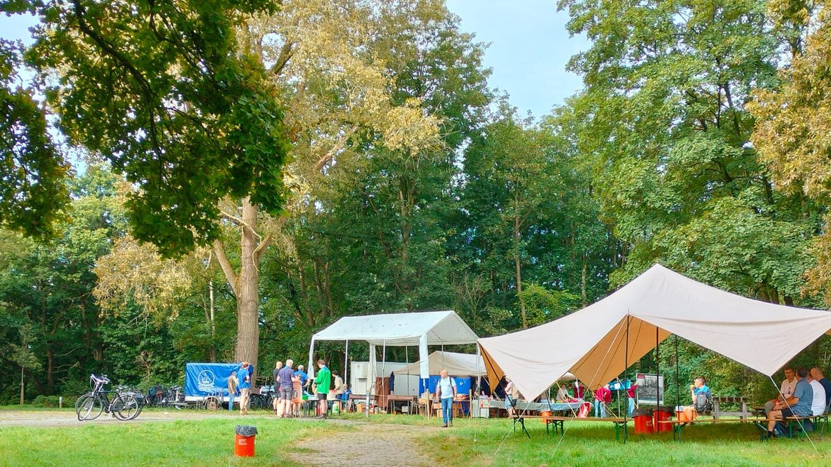 Wat verderop is onze stand op het Dunoplateau. Met het mooiste uitzicht van de hele Airborne-route, dus tijd voor een pauze met een broodje saté of wat te drinken. Wij zijn er klaar voor, jullie zijn welkom! #oosterbeek  #scouting  #airborne
