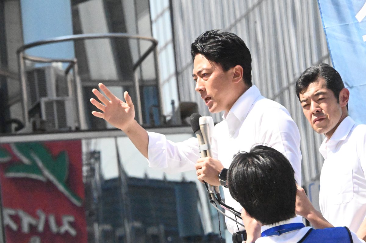 tanakaryusaku's tweet photo. 新記事 「進次郎の知的レベル」記者会見の真相バラします

能力の低い政治家をマスコミがチヤホヤして幹事長→総理総裁と昇り詰めさせた。それが安倍政治という日本の悲劇だった。

マスコミは再び同じ過ちを犯そうとしている。
https://t.co/InWWrT2KjQ

大衆を熱狂させるカリスマ性は父純一郎を彷彿とさせる。＝7日、銀座四丁目　撮影：田中龍作＝