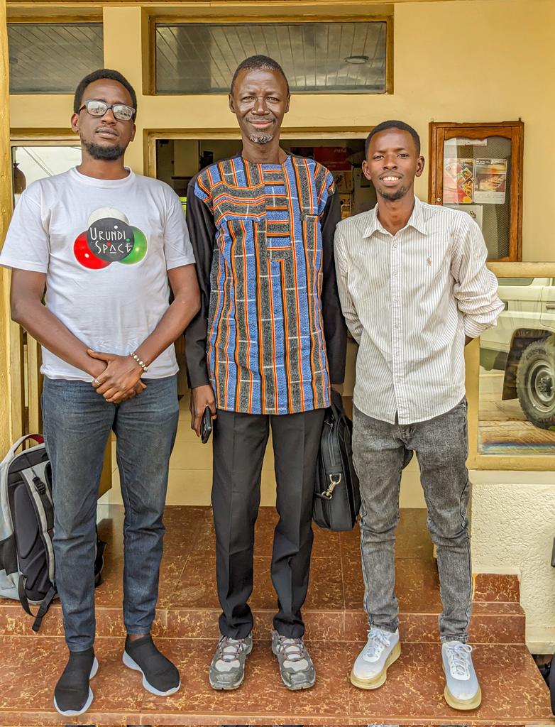 📍 #Évaluation de la santé de notre structure

😊Nous avons eu l'honneur d'échanger avec Alexandre Sawadogo sur l'évolution d'Urundi Space 🎨
Une opportunité pour mesurer nos progrès, relever les défis à venir et renforcer notre vision culturelle à Gitega 🌍

Merci à Africalia🙏