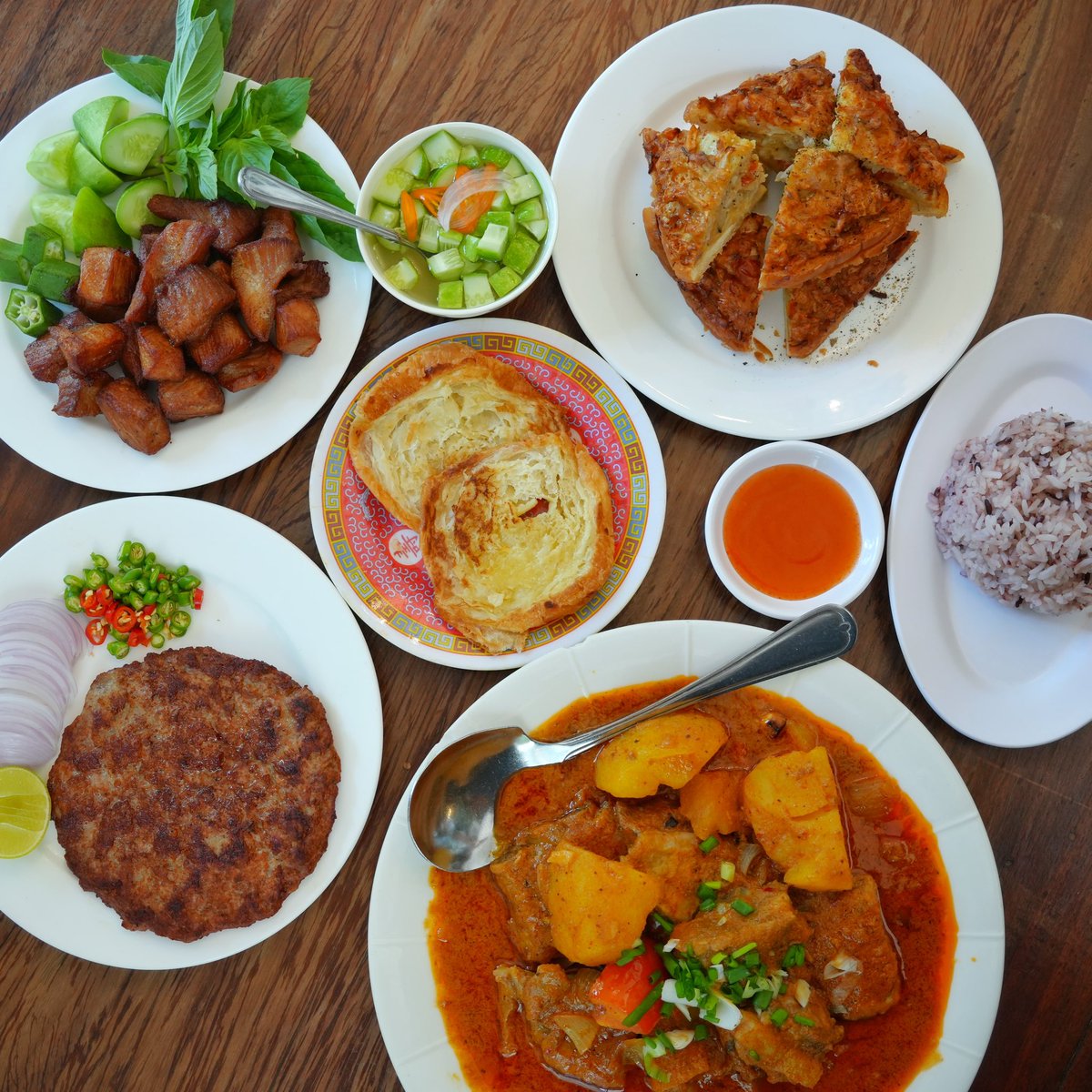(1/6) อดีตร้านเคยลับ ที่เป็นอาหารสไตล์โฮมมี่ จนได้รางวัล #มิชลินไกด์ การันตีความอร่อย ร้านจะอยู่ในซอยลึกหน่อย และต้องตั้งใจไปกิน เพราะถ้าหวังขับรถผ่าน ไม่มีทางได้กิน ดังนั้นจึงมั่นใจได้ว่าต้องอร่อยๆ ร้านจะอารมณ์เหมือนกินข้าวบ้านสวยๆหน่อย ร้านอยู่ในซอยเฉลิมพระเกียรติ ร.9 ซอย 9 นะ
