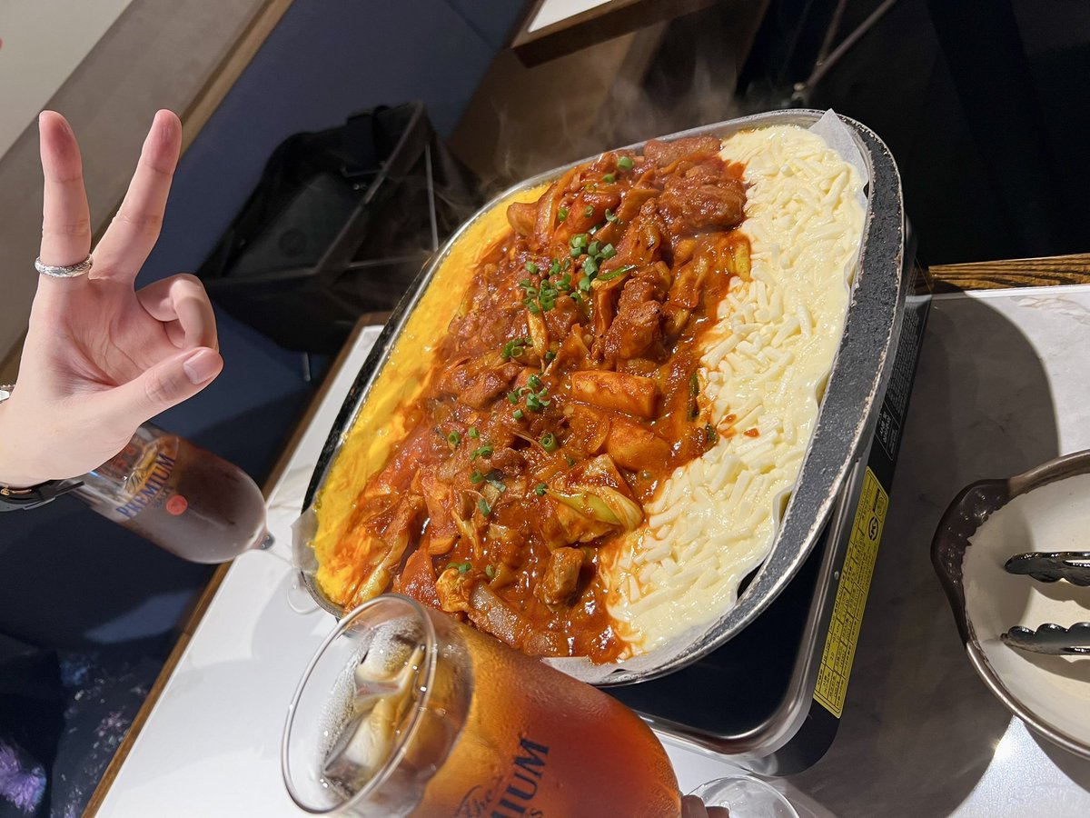 uni_mafumafu's tweet photo. そらまふ共に作業で頭おかしくなってたので、今日はふたりでお茶をしばいてきました...  ¯꒳​¯ ᐝ

男ふたり客はボクらだけ
デカかき氷とてもおいしかった
チーズダッカルビ、そらるさん辛そうにしてたけど、まふまふ的には最高でした´༥` https://t.co/h6bH0BLo8X
