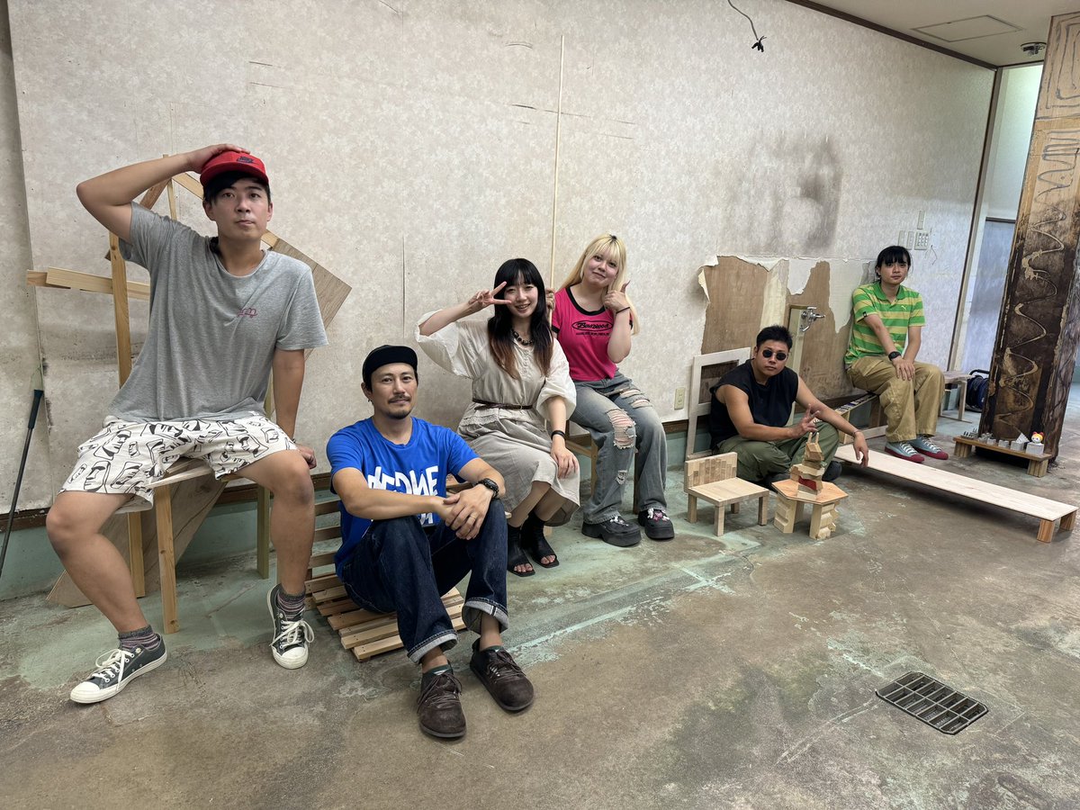 bluemode_art's tweet photo. 現役芸大生たちによる椅子作りワークショップ「イスをつくる日」が無事終了しました！🪑　各々の個性が光る素敵なイスがたくさんできて、見ているだけで楽しかったです😊　夏にも負けない熱きクリエイター魂で、とても情熱的なイベントになりました！ https://t.co/oH1yxnD6En