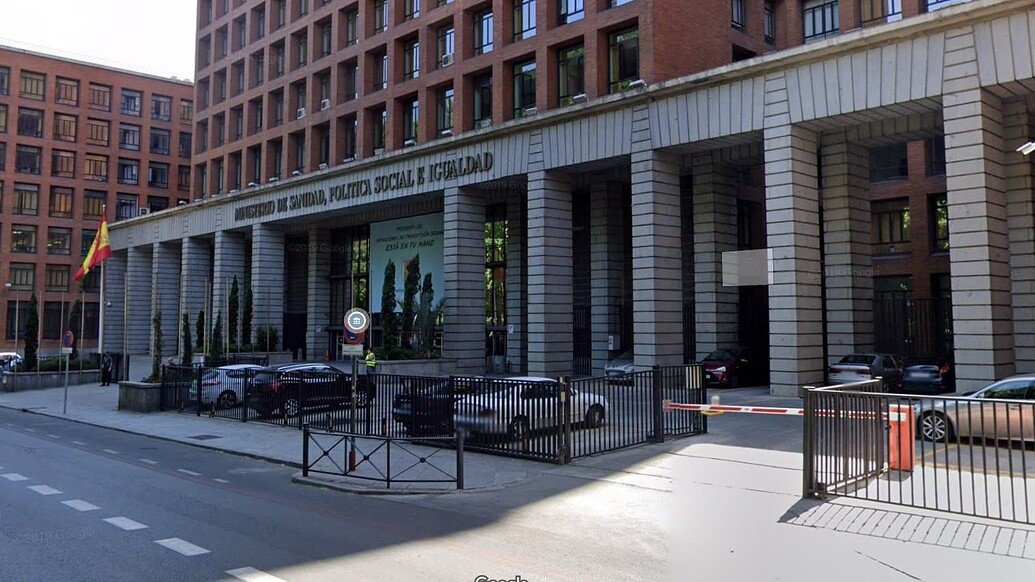 🚗Sobre la ocurrencia de los "Lamborghinis"... 

Es el momento para recordar que un importante número de edificios gubernamentales están rodeados de aparcamientos, aunque estén delante de un intercambiador o en el centro histórico.

Dando ideas.

🗨️urbanity.one/t/madrid-compa…