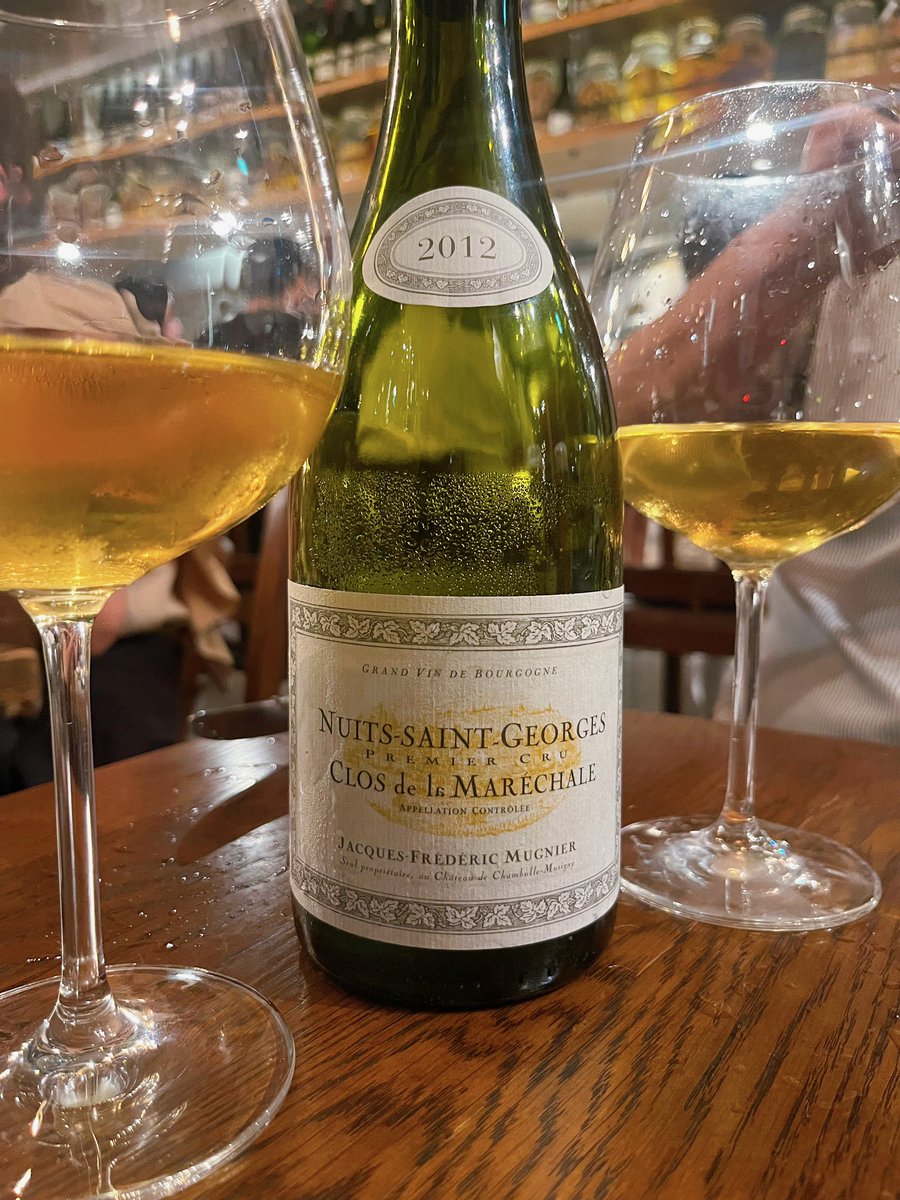 adowinelove's tweet photo. 🇫🇷ミュニエ マレシャル ブラン 2012

色は文句なしの素晴らしい黄金色✨
熟成して化けたかも？
と期待しましたが、香りと味はスタイリッシュそのものでした💦

元々線が細いワインですが、熟成させてもさほど変化なし

現行は4万円前後💰
コスパは悪い部類ですね
それでも人気で手に入りませんが… https://t.co/KrOIDTXWgF