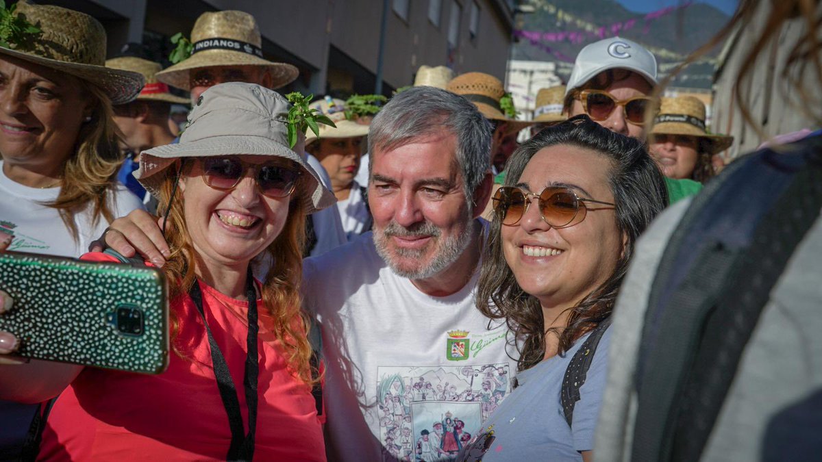 FClavijoBatlle's tweet photo. Cita obligada cada año desde que recuerdo. Unas fiestas, la de la bajada del Socorro en Güímar que una vez las vives te hacen volver. Aquí se celebra la romería más antigua de #Canarias . Que las tradiciones pervivan siempre  

#bajadadelsocorro https://t.co/YiXhWCGtKJ