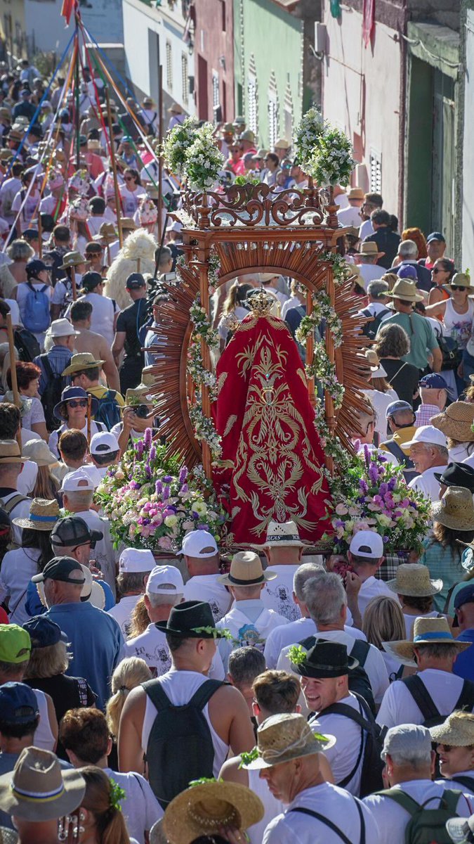 FClavijoBatlle's tweet photo. Cita obligada cada año desde que recuerdo. Unas fiestas, la de la bajada del Socorro en Güímar que una vez las vives te hacen volver. Aquí se celebra la romería más antigua de #Canarias . Que las tradiciones pervivan siempre  

#bajadadelsocorro https://t.co/YiXhWCGtKJ