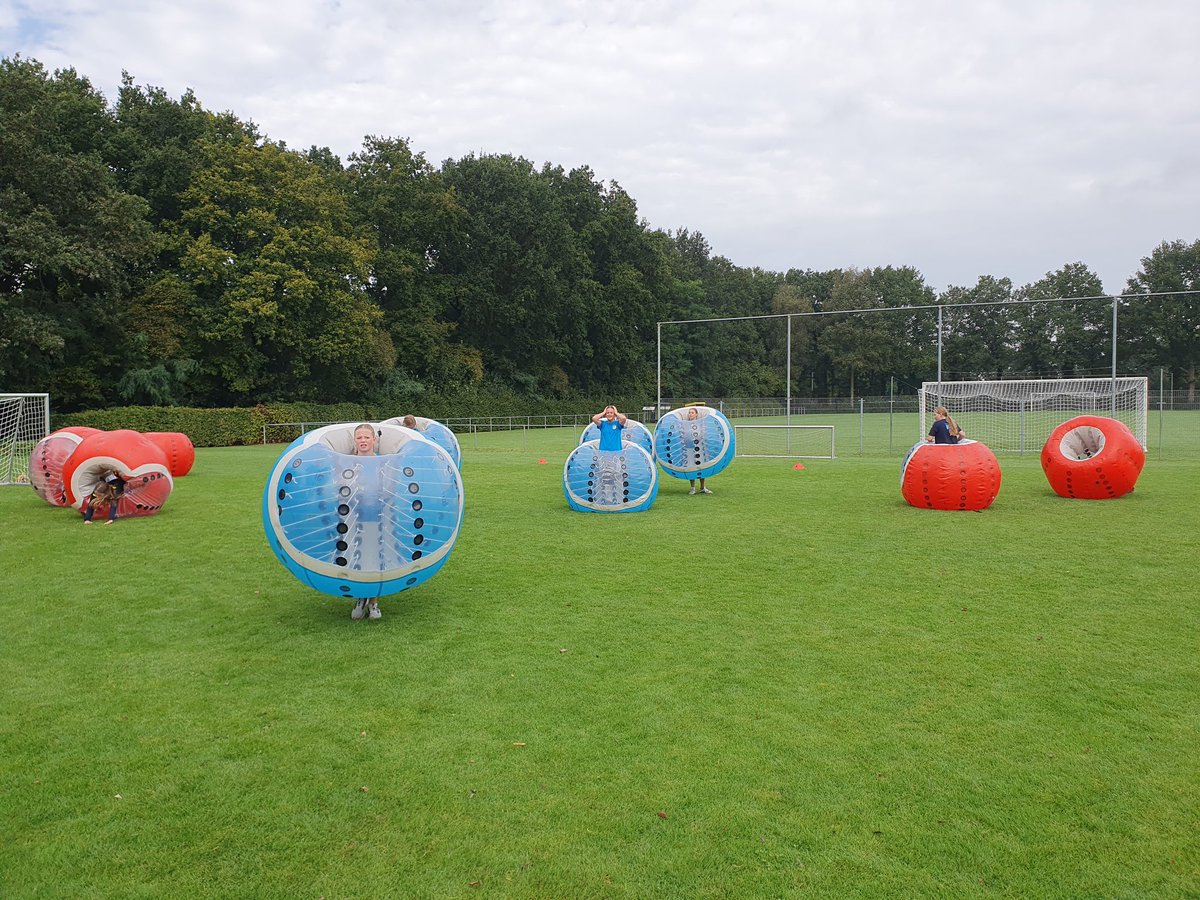 Lachen en gieren bij het bubble voetbal op De Wiltsangh.
#vvNunspeet100