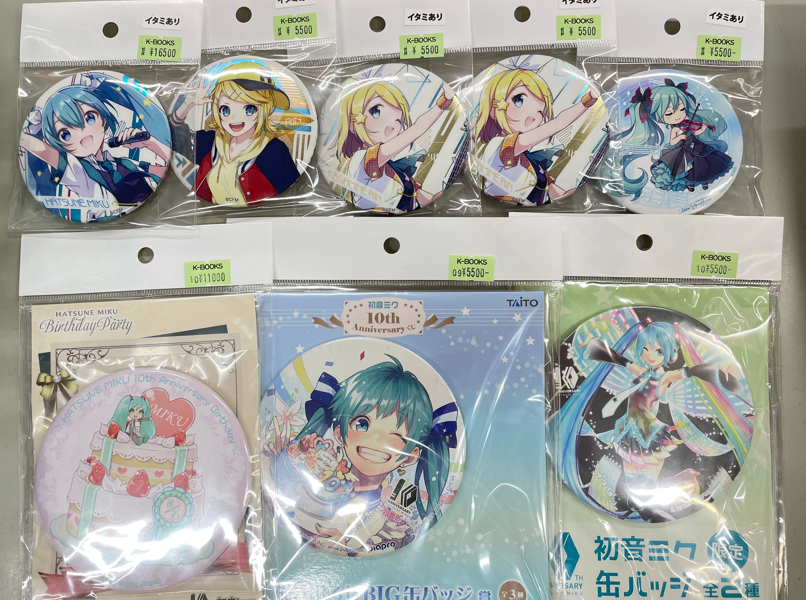 入荷情報】 #ボーカロイド 各種缶バッジが入荷です(*´ω｀*) お出かけの