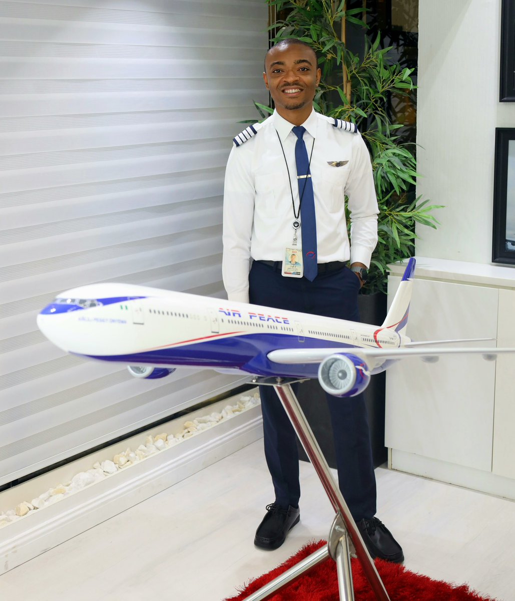 ChidozieMario's tweet photo. Congratulations to John King on becoming the latest @Boeing 777 captain in Africa. Captain John King flies for Nigeria's @flyairpeace. We wish him clear skies always. #4Bars #Boeing777Captain #AirPeace #ProudlyAfrican #Africa #Aviation #Boeing https://t.co/UbF0XIc4Ad