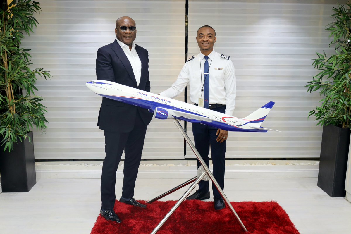 ChidozieMario's tweet photo. Congratulations to John King on becoming the latest @Boeing 777 captain in Africa. Captain John King flies for Nigeria's @flyairpeace. We wish him clear skies always. #4Bars #Boeing777Captain #AirPeace #ProudlyAfrican #Africa #Aviation #Boeing https://t.co/UbF0XIc4Ad