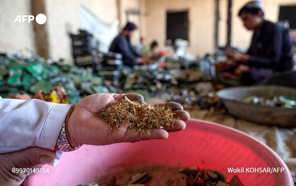 Afghanistan : A Spin Boldak, le recyclage de l'or en sursis, reportage <a href="/qubadwali/">Qubad Wali - قباد ولی</a> <a href="/PTrouillaud/">Pascale Trouillaud</a> photo @Wkohsar  #AFP 
u.afp.com/5bea
