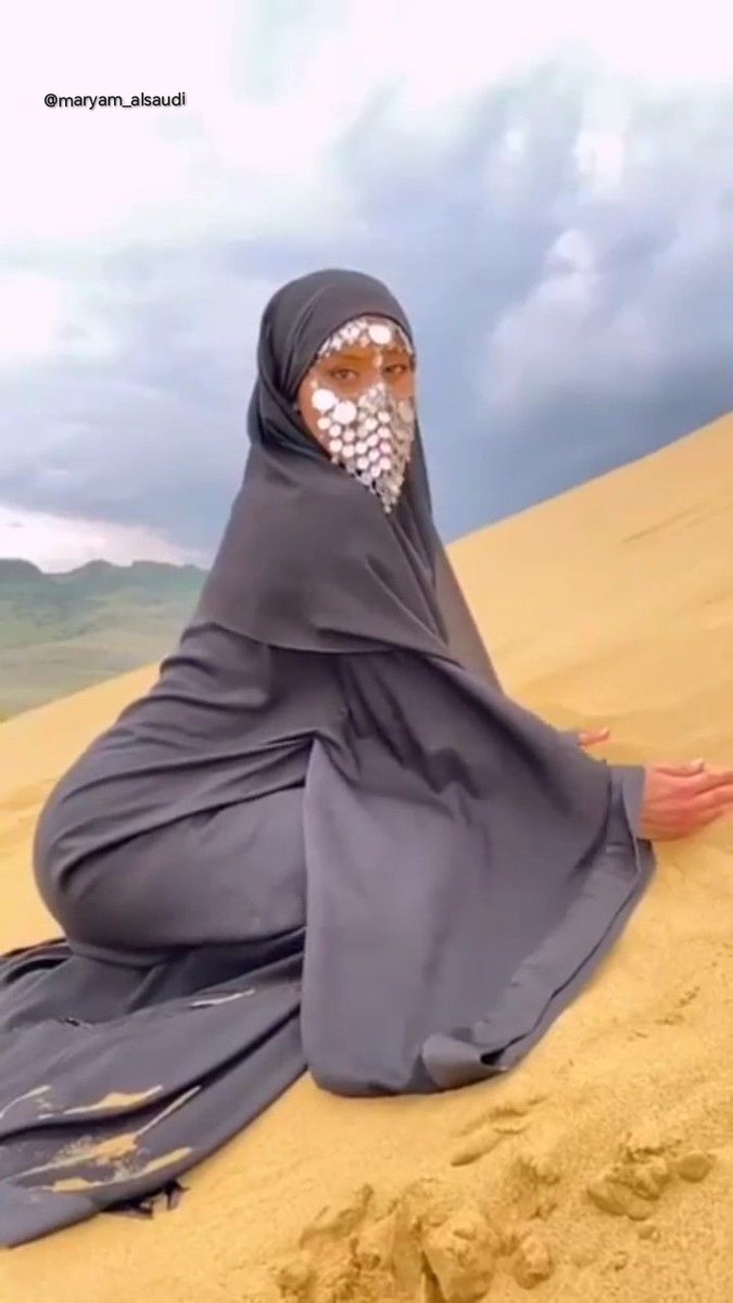 أُحِبُ الرَمْل والصَحْراء. 💛