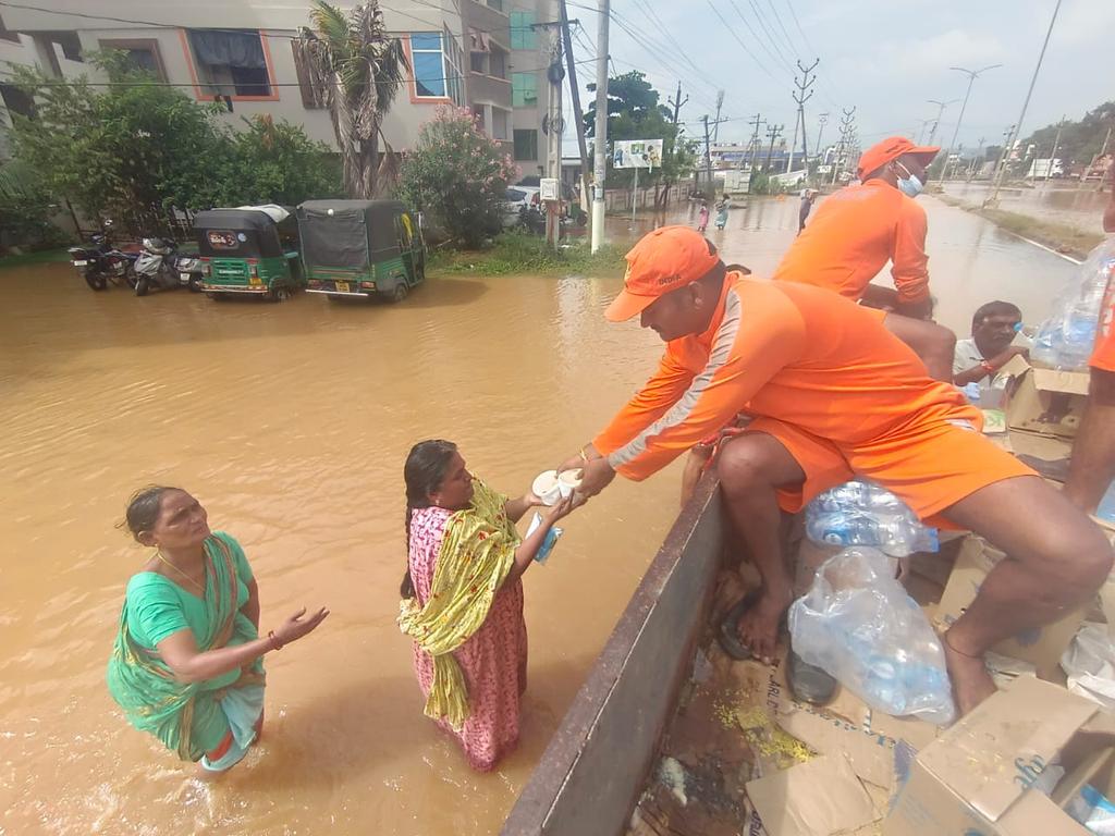 NDRFHQ's tweet image. 🔶 Essential Relief supplies and medical aid being consistently provided to the needy.

#Committed2Serve #NDRF4U
#आपदा_सेवा_सदैव_सर्वत्र 🙏🙏

@HMOIndia 
@PIB_India 
@PIBHomeAffairs 
@pibvijayawada 
@ANI