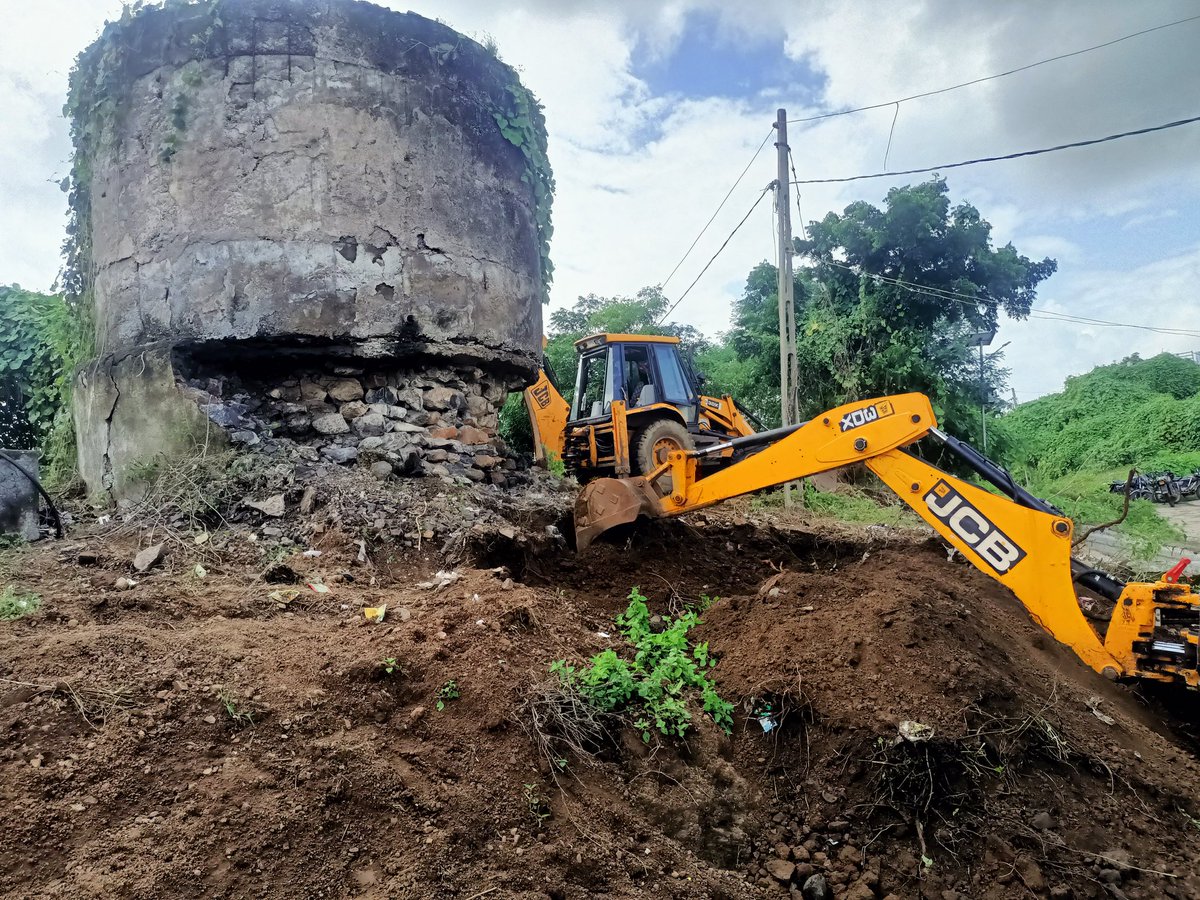 આજરોજ ઓદરકા ગામનો જૂનો પાણીનો ટાકો ભારે વરસાદથી પાયાના પથ્થર ખસી જવાથી રહેણાંકી મકાન ઉપર પડવાની સ્થતી એ મૂકાતા ડિઝાસ્ટર મેનેજમેન્ટની કામગીરીએ શ્રી તાલુકા વિકાસ અધિકારી સાહેબ ઘોઘા, અ.મ.ઇ.શ્રી ઘોઘા, તથા ગ્રામજનો સાથે કોઈ જાનહાની કે નુકશાન વગર સાવચેતી પૂર્વક કામ પૂર્ણ કરવામાં આવ્યું