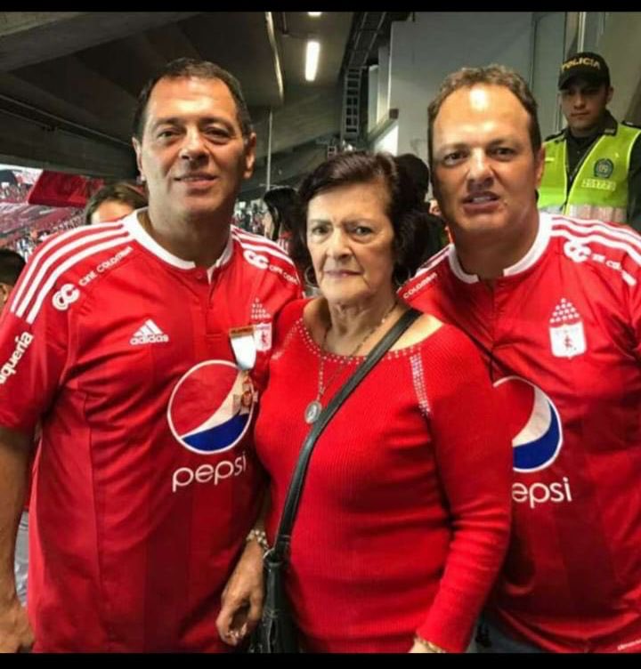 tulioagomez's tweet photo. Mi madre ha trascendido y ya no me acompañará físicamente al estadio, pero desde el cielo, como el ángel que ahora es, seguirá apoyando a nuestro amado América. Su fuerza y amor estarán presentes en cada partido y en cada triunfo. https://t.co/LjFw7jM3ma