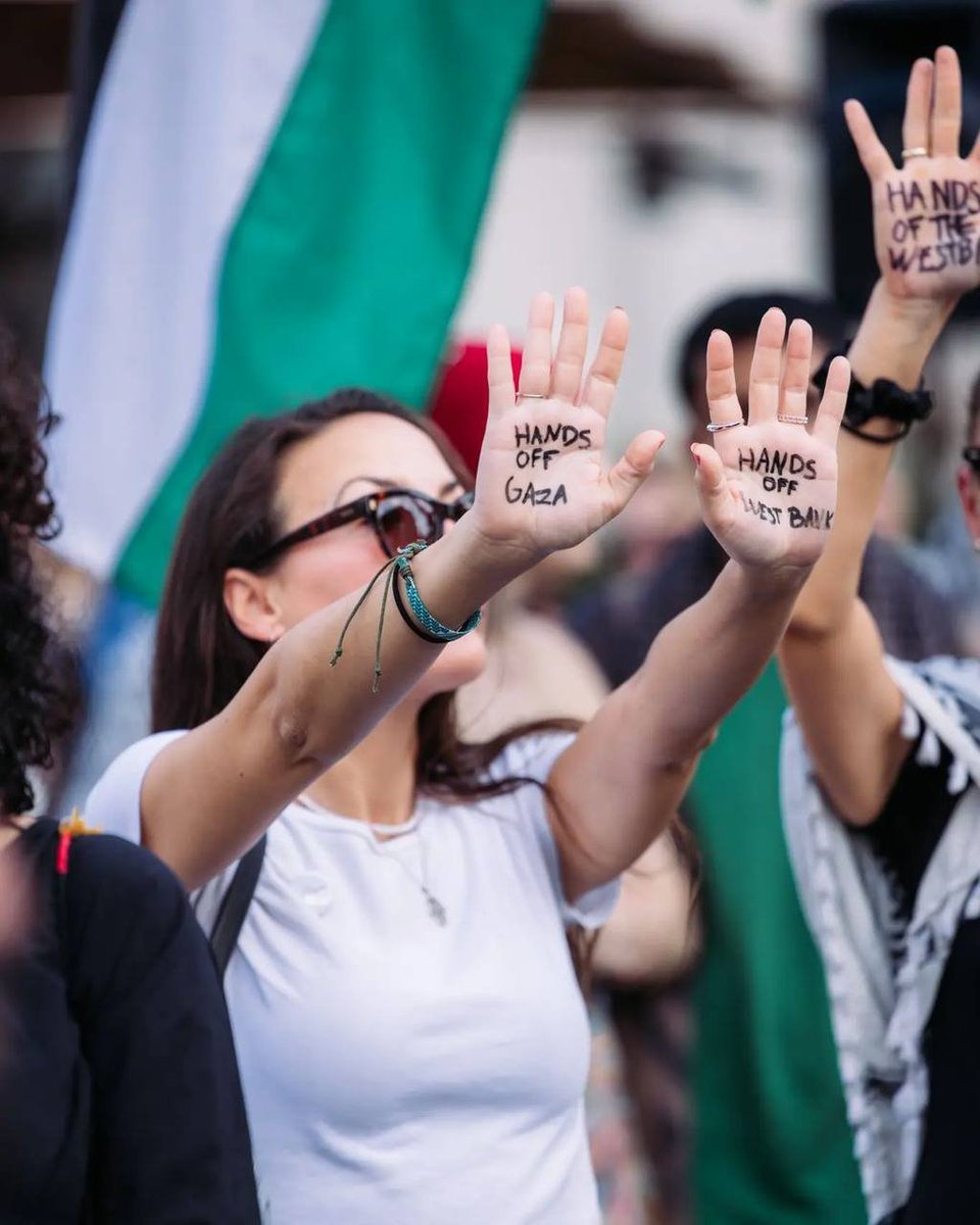SoftWarNews's tweet photo. "Jangan sentuh Gaza! Jangan sentuh Tepi Barat!" 🇵🇸

FOTO | Para pendukung Palestina turun ke jalan di Oslo, Norwegia untuk mengecam kejahatan Israel dan menyerukan Palestina yang merdeka. https://t.co/iK8JQAsWcd