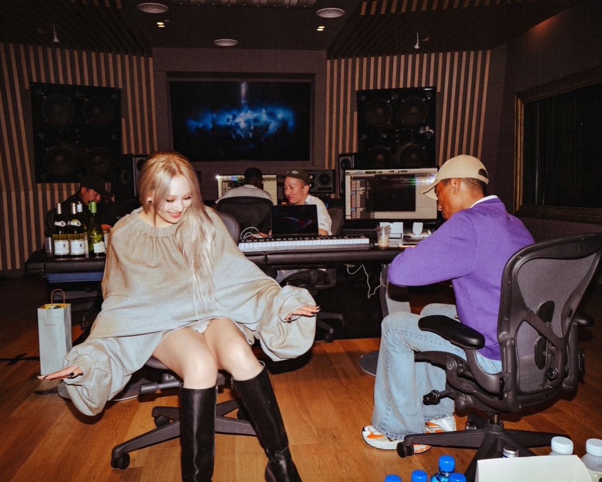 BaddestFemaleCL's tweet image. CL in the studio with Pharrell &amp;amp; G-Dragon 

 #CL #씨엘 @chaelinCL