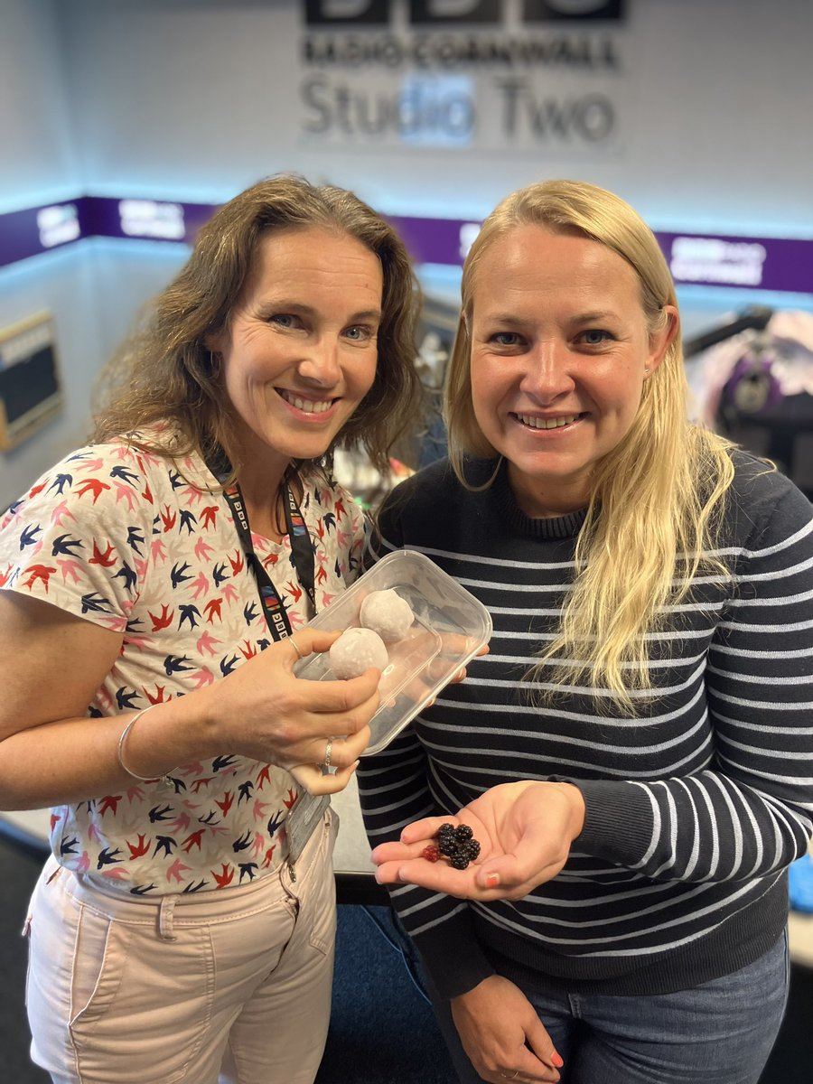 Delicious hedgerow treat advice on your radio right with <a href="/emmagillradio/">Emma Gill</a> and <a href="/Nmtheburdocks/">NeverMindTheBurdocks</a> … especially blackberries