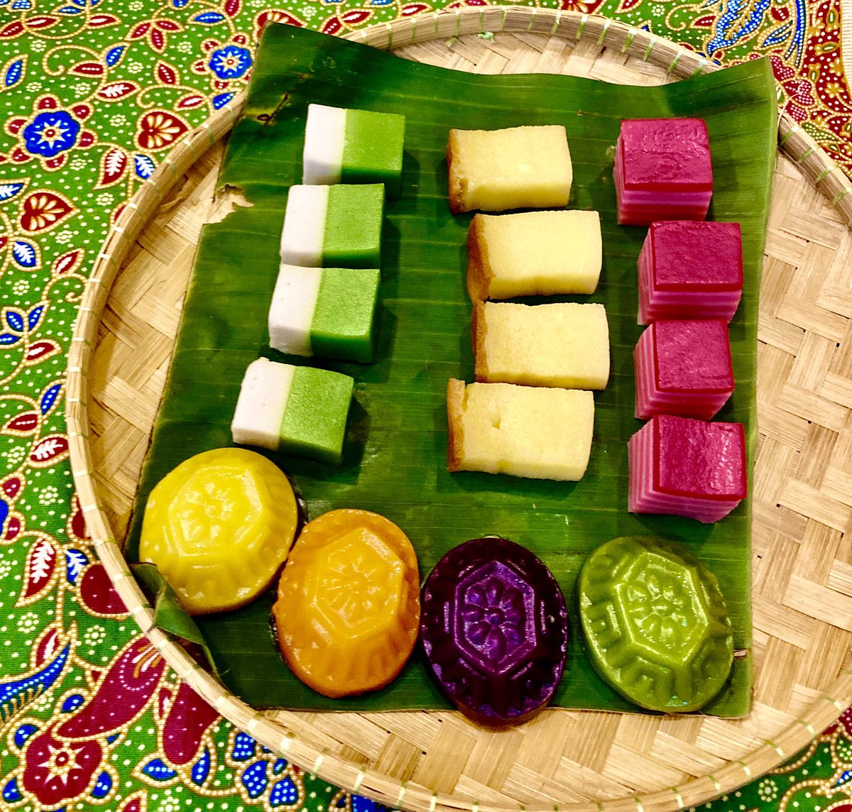 ApronAunti's tweet photo. Sarang Cookeryイベント@Pudu
ロティジャラのキッキングイベントと美味しいクエ😋〜盛々フルーツ🍊🍇〜「カリアヤム&ミーサイアム」のメイン撮り忘れ🤳🤪〜食べ物は全て手作りですごく美味しくてクエが乾かないように被せてあったカゴやテーブルクロス可愛いかった😍
#CookingEvent
#SarangCookery https://t.co/Zz7ZdPgDRO