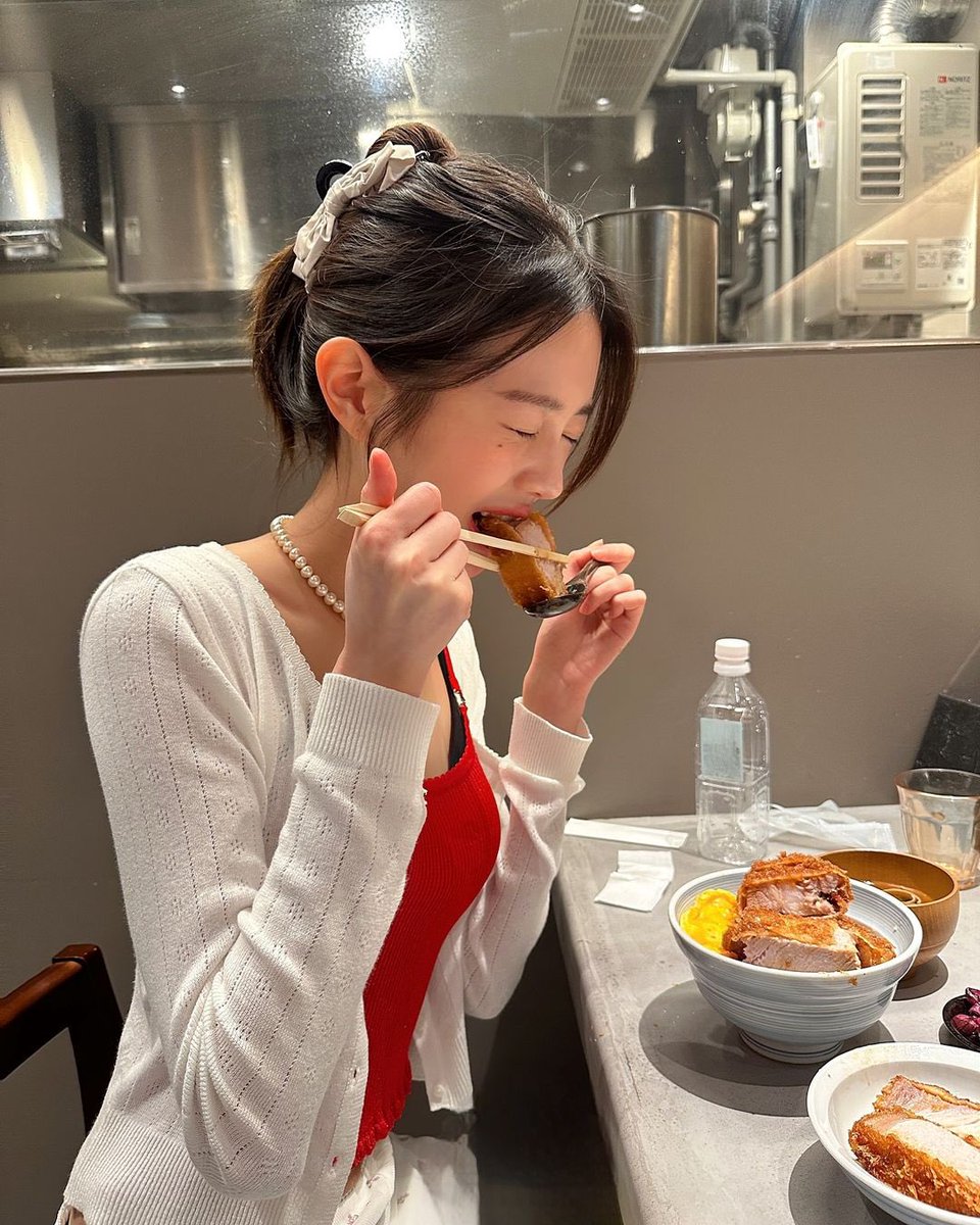 keitadj3's tweet photo. #IVE ウォニョン、日本東京「とんかつ丸七 銀座店」で極厚かつ丼を食べる🍒 https://t.co/z6VlpCYmJu