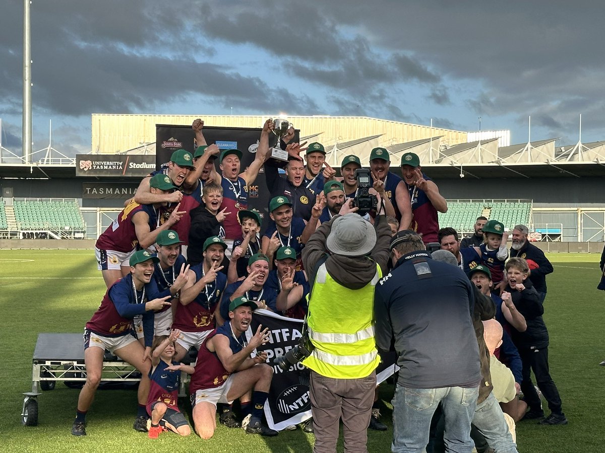 DamianPGill's tweet photo. Power went out at UTAS Stadium this afternoon which made for some late drama and meant @Van_Dieman had to improvise as Ground Announcer. Outstanding projection under pressure!

Congratulations to Old Scotch on a dominant victory over Lilydale to the tune of 56 points. https://t.co/YZZPkycu9y