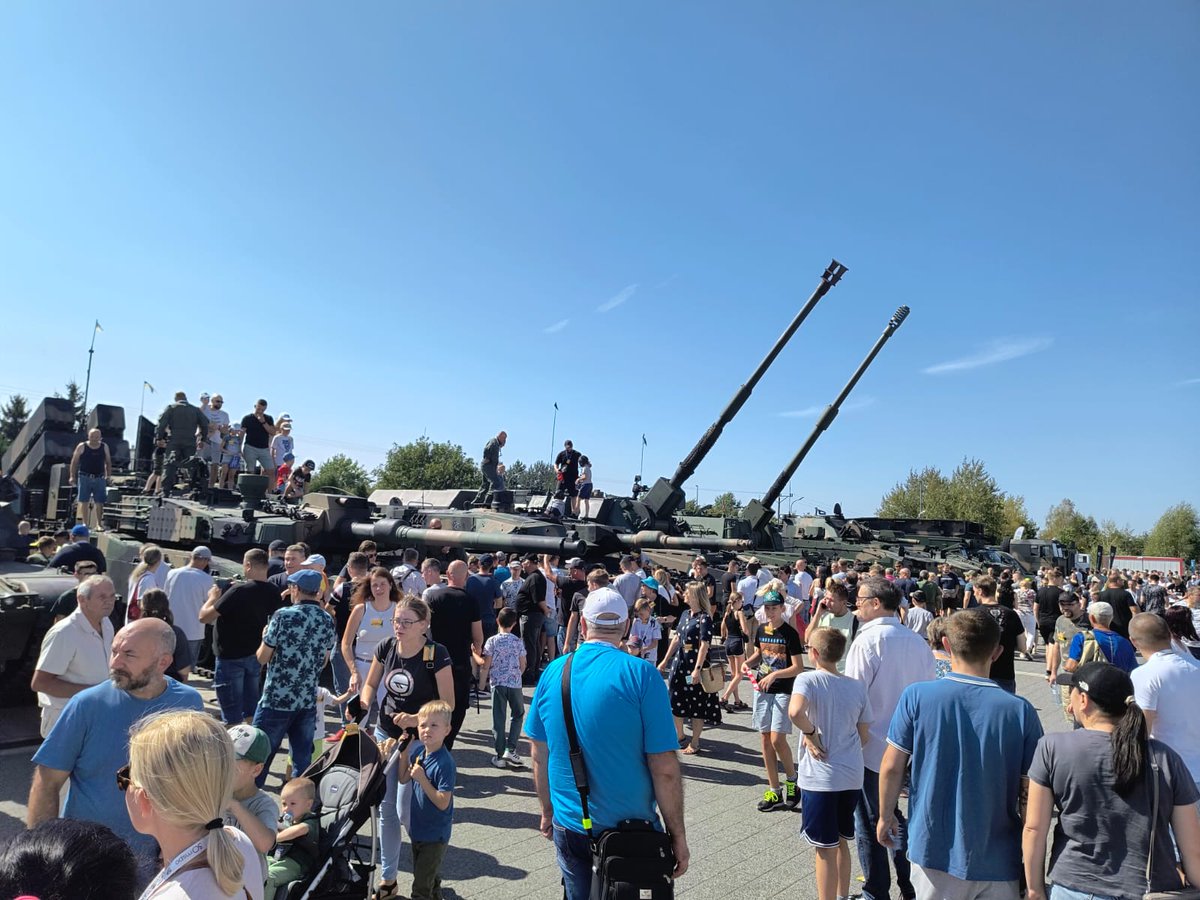 COBI_Bricks's tweet photo. 🪖📣 DZIEŃ OTWARTY NA #MSPO!
Dzisiaj spotkacie 🌞COBI na Międzynarodowy Salon Przemysłu Obronnego Kielcach 🇵🇱🇵🇱🇵🇱
✅ Dzięki nam możecie wrócić do domu z własnym czołgiem lub samolotem 😉
#cobi #cobibricks #MSPO2024 #MSPO #kielce https://t.co/wjAPSirngA
