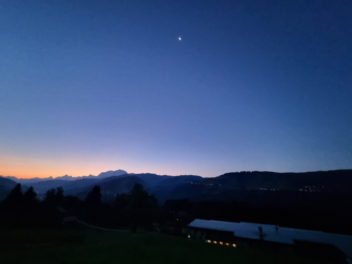 3nitla's tweet photo. levé de soleil sur le mont blanc https://t.co/NxAilUnAZ2