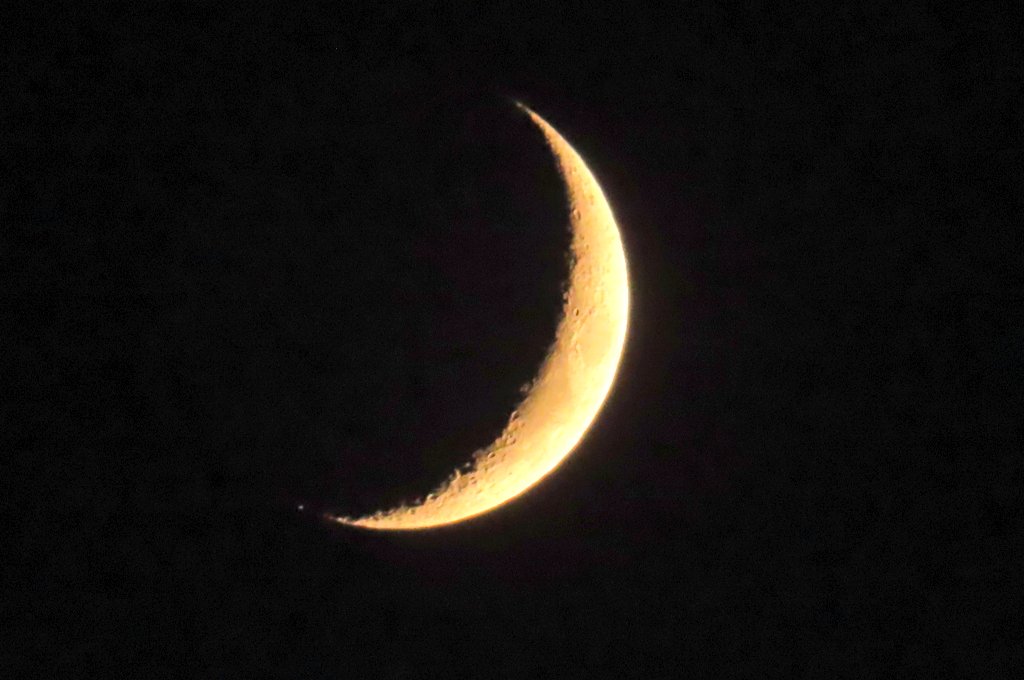 segam17's tweet photo. 五日月のある夕暮れを
寄り添う電柱が見守ります🌙💕

霞んでいたけど、どうにかこうにか地球照も見えました

それにしても夜になっても蒸し暑い…🫠

 #夕空 
 #五日月 https://t.co/3jgM4iQcd1