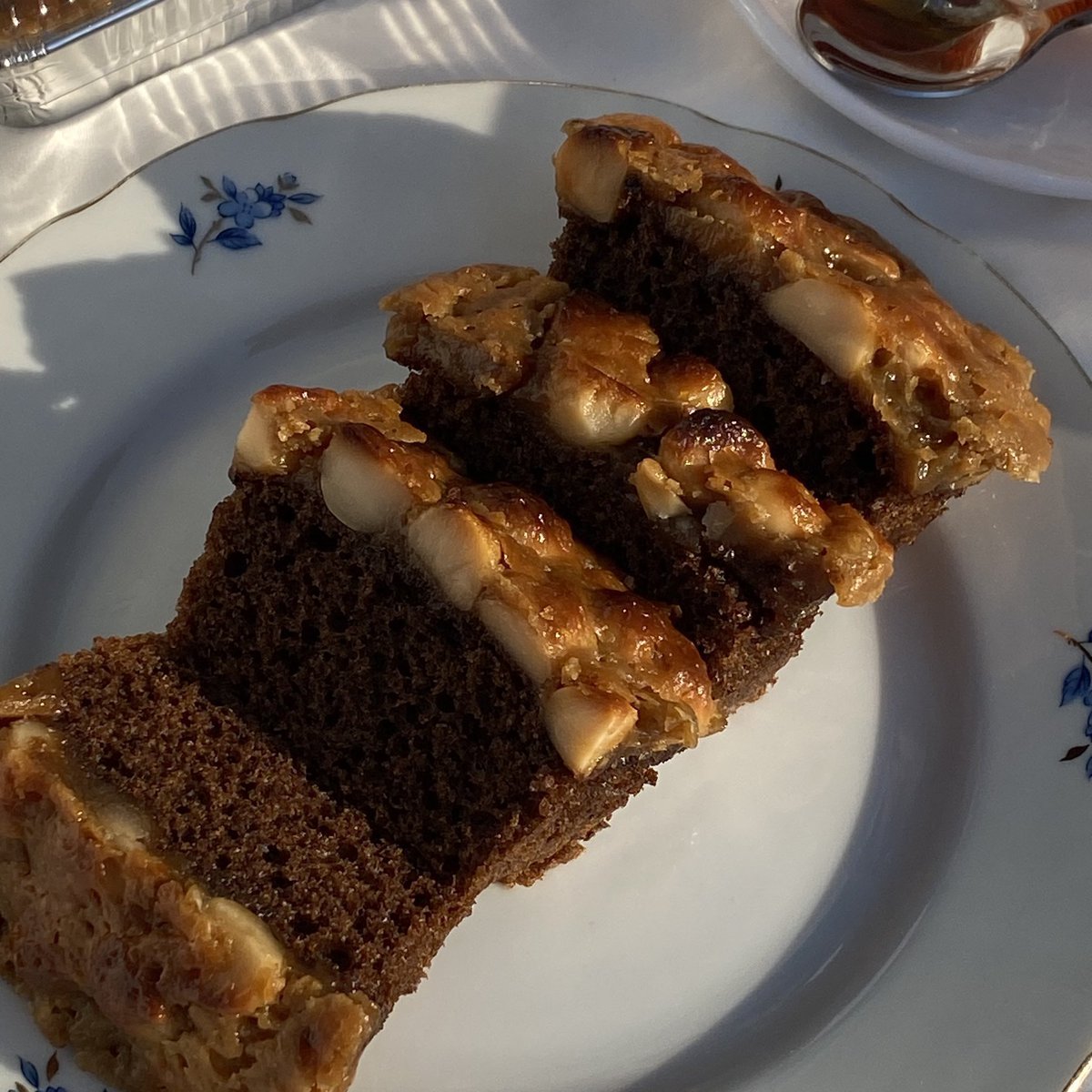 bakingnow2's tweet photo. macadamia toffee cake ☕️✨

แมคาเดเมียกรุบกรอบ กับคาราเมลหอมๆ และเนื้อเค้กนุ่มๆ รวมกันเป็นสุดยอดความอร่อย! จะทานกับชาร้อนเป็นอาฟเตอร์นูนที หรือจะทานกับกาแฟก็ยอดเยี่ยมที่สุดค่ะ

สามารถพรีออเดอร์ทาง dm ได้แล้ววันนี้ จนถึงวันจันทร์ที่ 9 ก.ย.ค่า 🤍

#เบคกิ้งนาว2 https://t.co/Hb3tKwDxpn