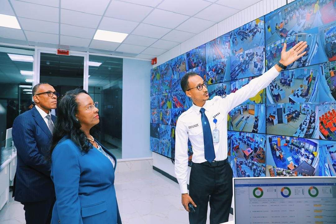 AdanechAbiebie's tweet photo. ሪፎርም ለላቀ አገልግሎት!
በሪፎርም ጀምረን ትልቅ ውጤት ካስመዘገብንባቸው ስራዎች አንዱ የሆነው እና ለረዥም ጊዜያት የህዝባችን የቅሬታ ምንጭ የነበረው የሲቪል ምዝገባ እና የነዋሪነት አገልግሎት በ119 ወረዳዎች ዲጂታላይዝ አድርገን የዜጎቻችንን እንግልት መቀነስ የሚያስችል ደረጃ ላይ በማምጣታችን በጣም ደስ ብሎናል::
የሪፎርማችን ውጤታማነት የሚለካው ለህዝባችን ፍትሀዊ አገልግሎት በመስጠት በመሆኑ አገልግሎትን የሚያቀላጥፍ እና የህዝቡን እንግልት የሚቀንስ የሪፎርም ስራዎችን ከሲቪል ምዝገባ እና የነዋሪነት አገልግሎት በተጨማሪ በሁሉም ተቋሞቻችን ላይ በከፍተኛ ተነሳሽነት በመስራት ላይ እንገኛለን::
ዛሬ ያስመረቅነው የዲጂታላይዜሽን ስራ ከዋና መስርያ ቤት እስከ ወረዳ ያለውን የቴክኖሎጂ መስመር በአዲስ አሰራር የቀየረ፣ 119ኙም የተቋሙ ጽ/ቤቶች የአገልግሎት አሰጣጥ በቀጥታ በካሜራ ቁጥጥር የሚደረግበት ማዘዣ ጣቢያ ያቀፈ፣ በአይነቱ በሃገራችን የመጀመርያ የሆኑ የዘርፉ መፍትሄዎችን የያዘ እንዲሁም  በከተማችን የሚሰጠውን አገልግሎት ወደ አዲስ ምዕራፍ ያሸጋገረ ነው::
ፈጣሪ ኢትዮጵያን እና ህዝቦቿን ይባርክ
