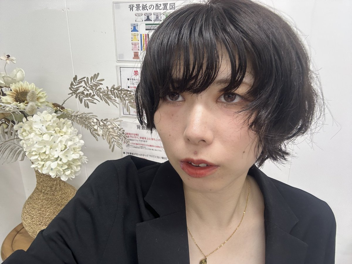utsugi051's tweet photo. スタジオで撮影していただきました。
自撮りはうーむ、ですが、出来上がりはかっこいいの！！

ネイルチップもしてるんるんでした。 https://t.co/zRxlyOyVMm