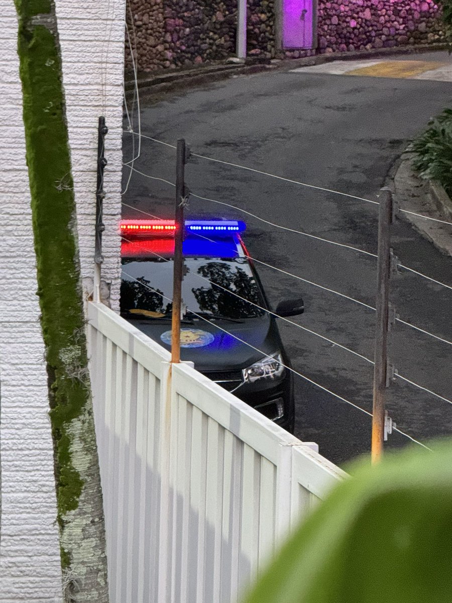 6:30 am - En la Embajada de Argentina en Vzla custodiada por Brasil, estamos con la electricidad cortada y con los accesos a la sede tomados.