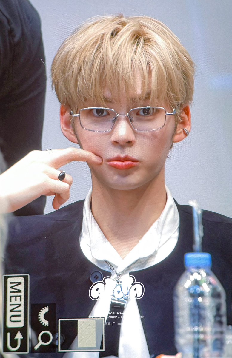 240907 뮤직코리아 팬싸 
모찌피스 아직모르시는데 시키니까 일단하심

#성한빈 #SUNGHANBIN #ソンハンビン
#제로베이스원 #ZEROBASEONE #ZB1