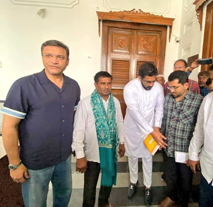 mohdyou14316414's tweet photo. Subhan Khan, A JCB Driver, Rescued 9 People Stranded On The #PrakashNagar Bridge During Recent #Khammam Floods In #Telangana.
#AIMIM President Barrister @asadowaisi, I Met #SubhanKhan at #Darussalam, Honoured His Bravery and Presented Him A ₹51,000/- Cheque.
#TelanganaFloods https://t.co/8F5v4wQUOg