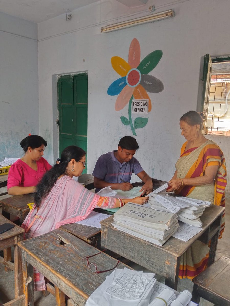 CEOWestBengal's tweet photo. On pre revision BLOs are present at different polling stations under Kolkata North district of West Bengal.
#PreRevision #SSR #BLO
@ECISVEEP
@SpokespersonECI
@rajivkumarec
@anuj_chandak
@deokolnorth https://t.co/7XKZSVJB3p